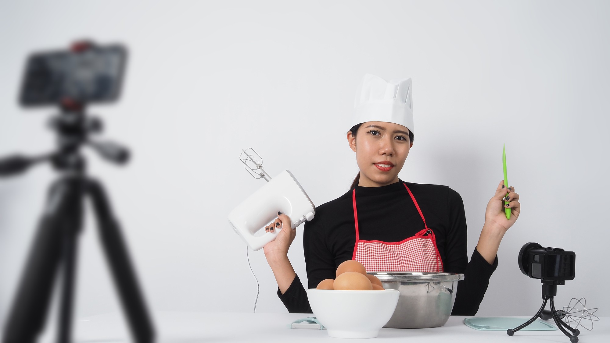 Chef che spiega una tecnica di taglio davanti alla telecamera